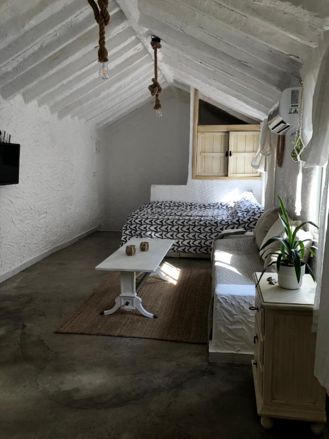 Arya'S Nest Apartment มิฮาส ภายนอก รูปภาพ