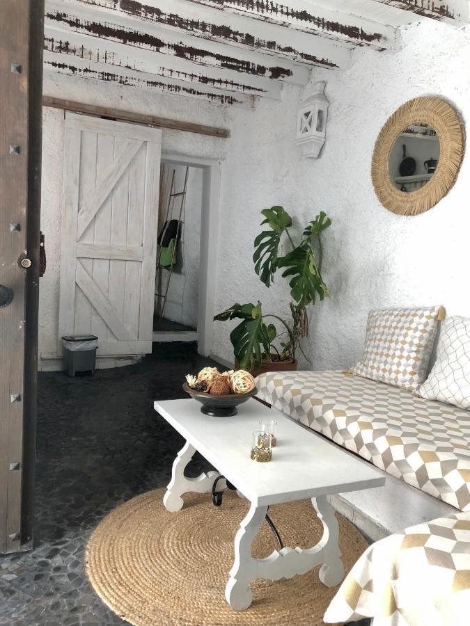 Arya'S Nest Apartment มิฮาส ภายนอก รูปภาพ